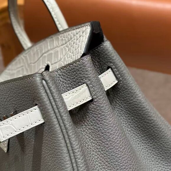 Classic Hermes Bag: A Stylish and Versatile Choice for Elegance - Picture 5 of 6